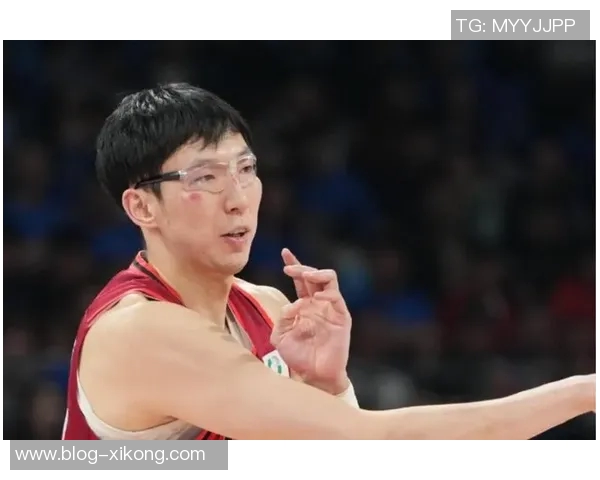 周琦因伤缺席亚洲杯赛场与队友并肩作战全力以赴进行康复训练