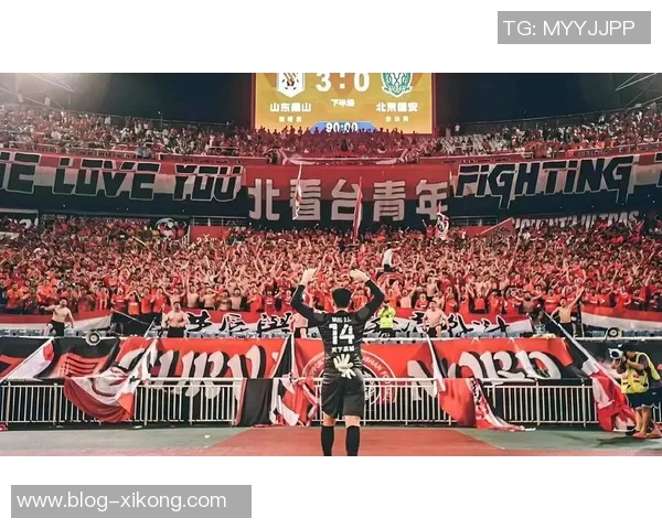 泰山队第72分钟进攻失误谢文能传中直接飞出底线引发球迷失望