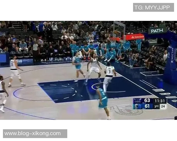 老队友默契配合濃眉果断分球助拉塞尔轻松命中三分