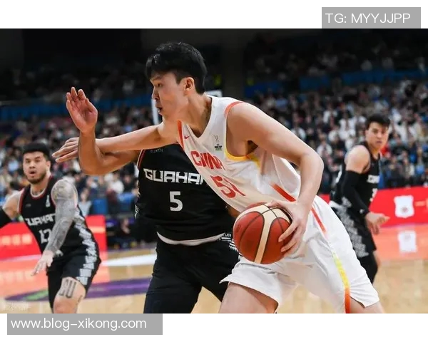 杨瀚森选择防守策略未上抢库里致其射术大放异彩