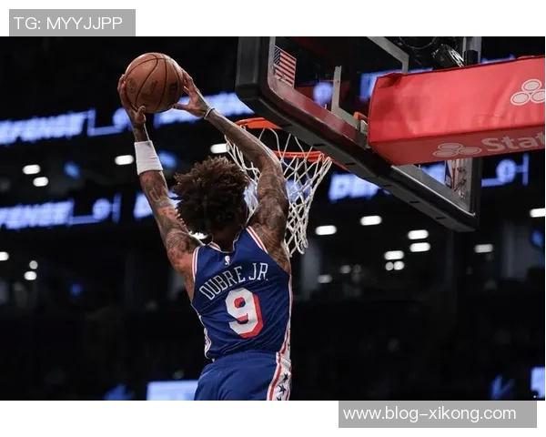 乌布雷半场表现全面贡献12分5板2助2断1帽展现全能实力 乌布雷半场表现全面贡献12分5板2助2断1帽展现全能实力