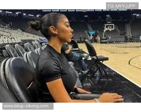 00后英国网红索汉与女友Mya首次共度圣诞甜蜜合照曝光引热议