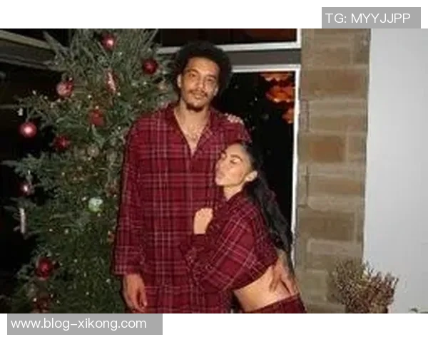 00后英国网红索汉与女友Mya首次共度圣诞甜蜜合照曝光引热议